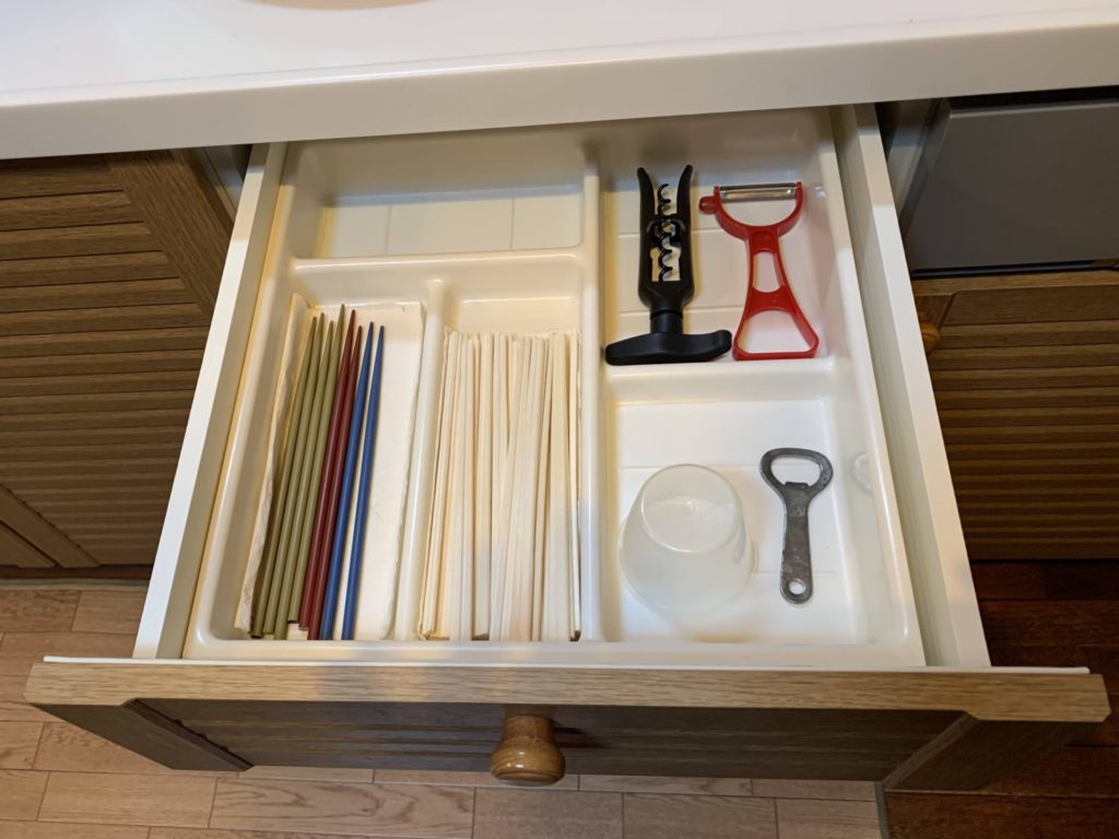貸別荘ルネス軽井沢のコテージキッチンに備えてある箸類