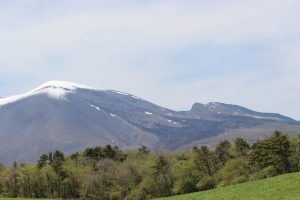 5月上旬の北軽井沢からの浅間山の眺め