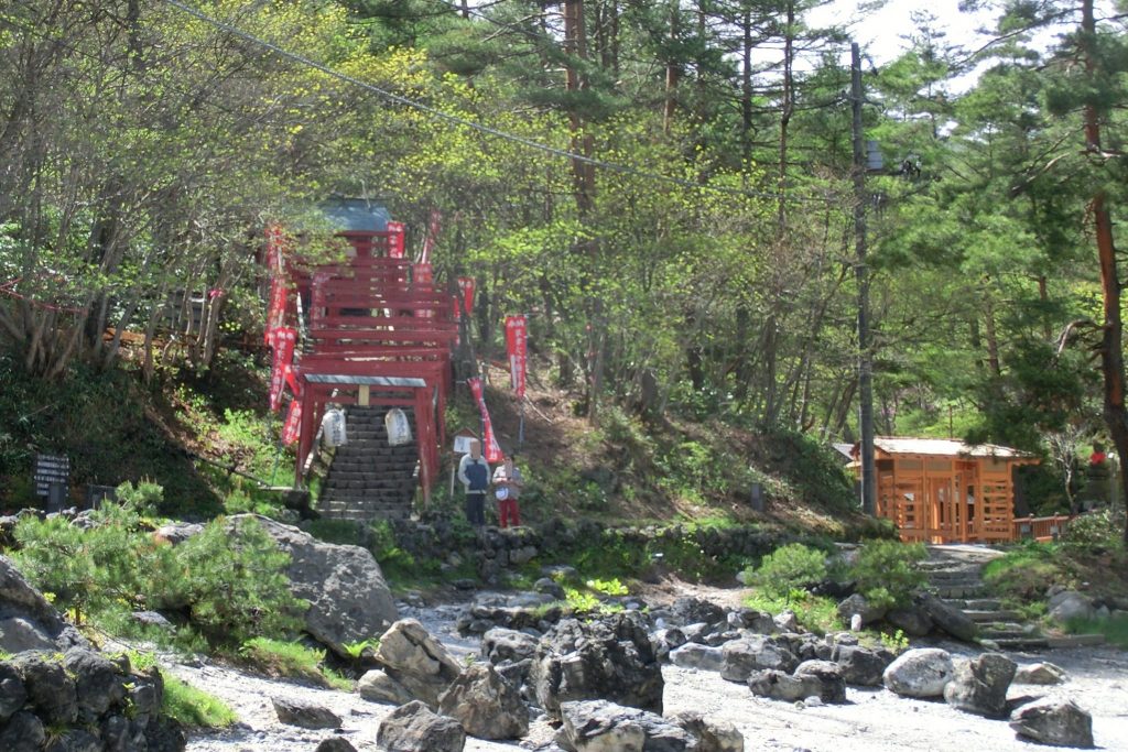 ルネス軽井沢から車で４５分群馬県草津温泉西の河原公園穴守稲荷神社