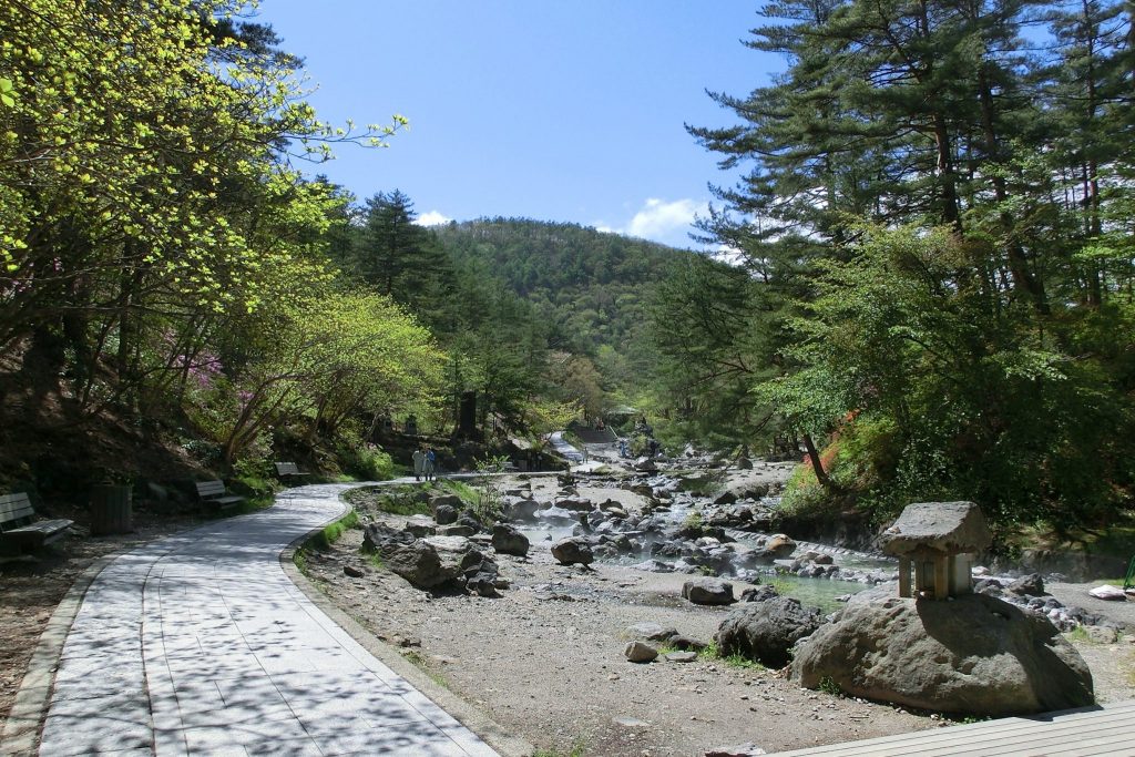 ルネス軽井沢から車で４５分群馬県草津温泉西の河原公園湯の川散策