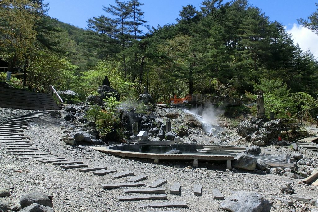 群馬県草津温泉西の河原公園湯気が立ち上がる滝