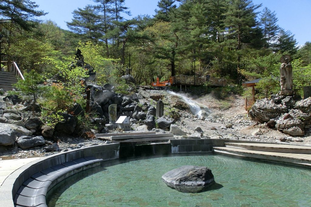 群馬県草津温泉西の河原公園足湯と不動滝