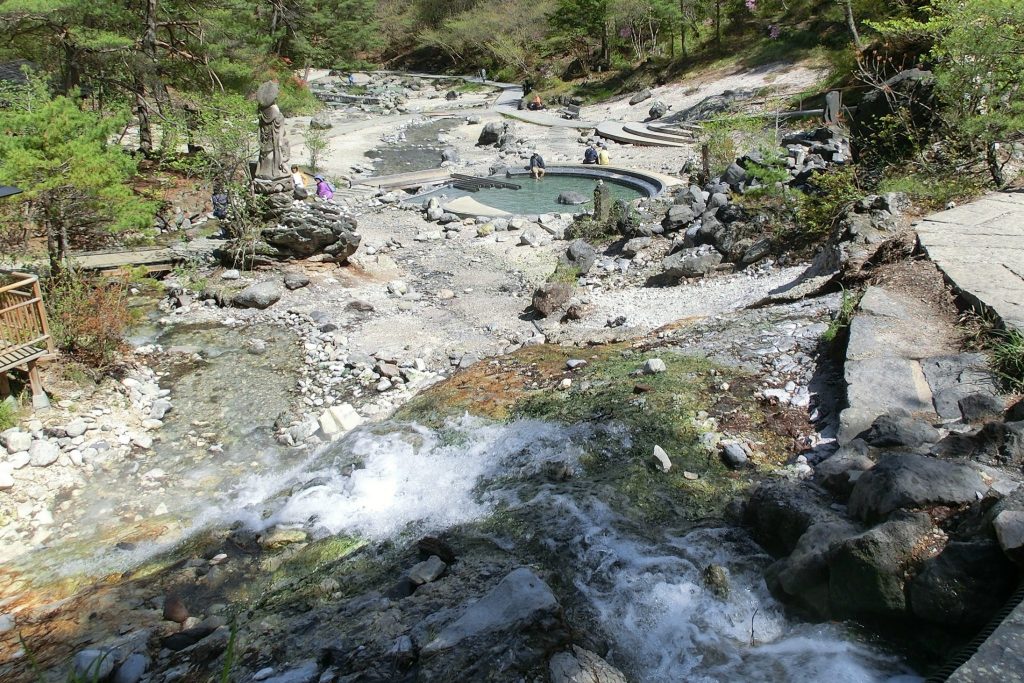 ルネス軽井沢から車で４５分群馬県草津温泉西の河原公園温泉の滝と足湯