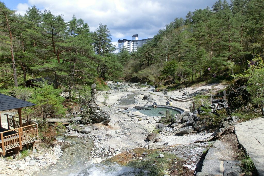 群馬県草津温泉西の河原公園湯気が立ち上る河原の散策