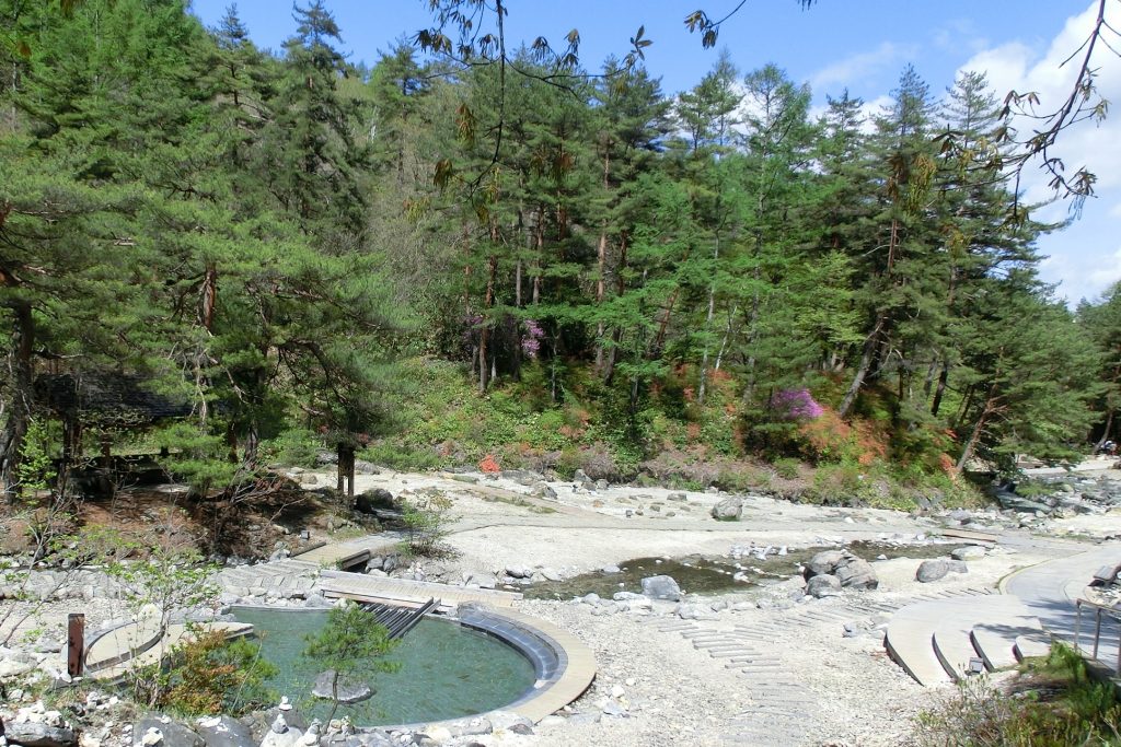 群馬県草津温泉西の河原素晴らしい景色の足湯