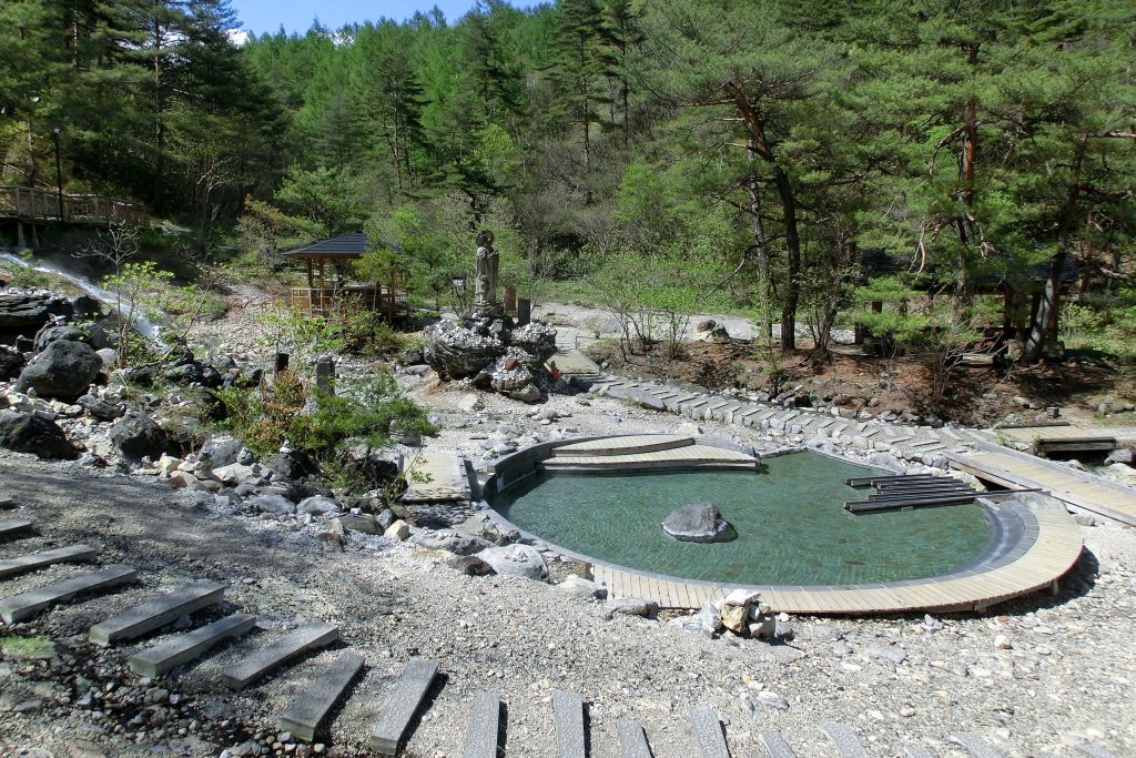 ルネス軽井沢から車で４５分群馬県草津温泉西の河原広い円形の足湯