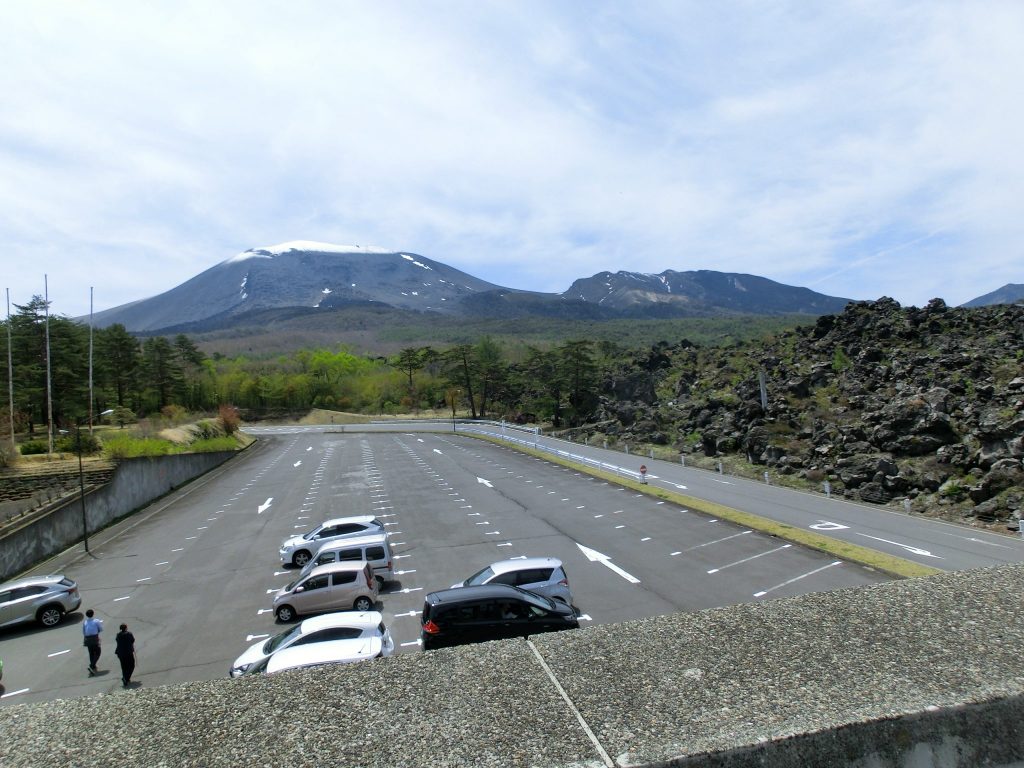 鬼押し出し園駐車場と浅間山