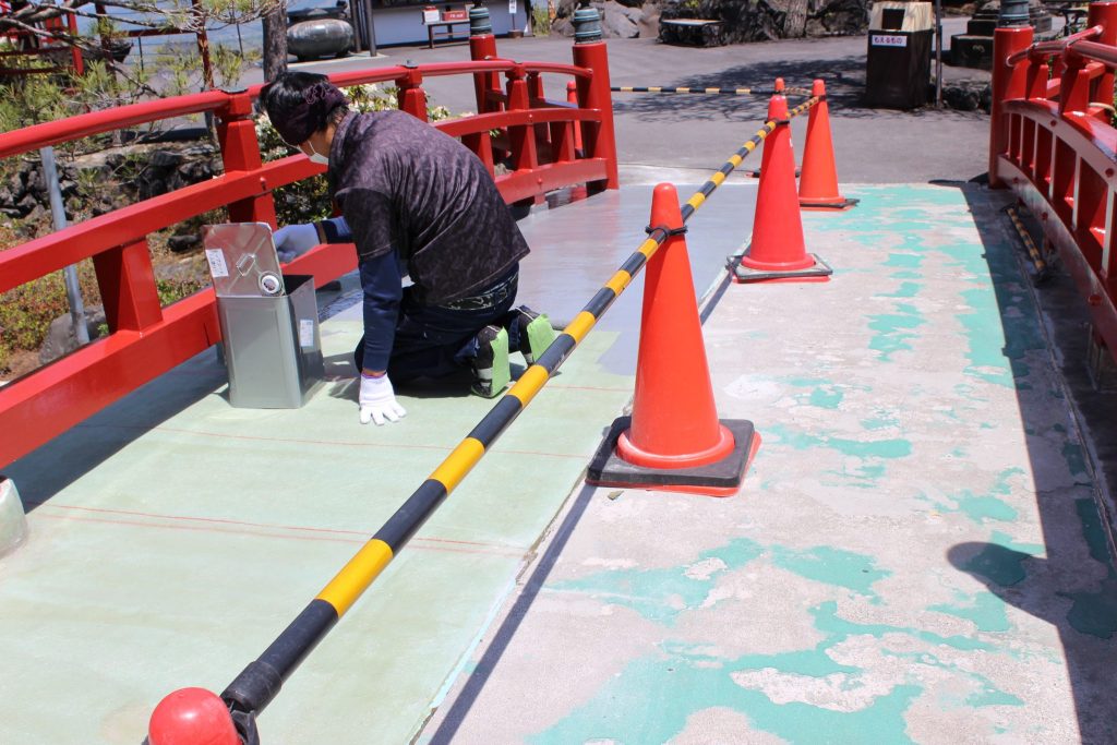 鬼押し出し園　「浅間山観音堂」にかかる橋