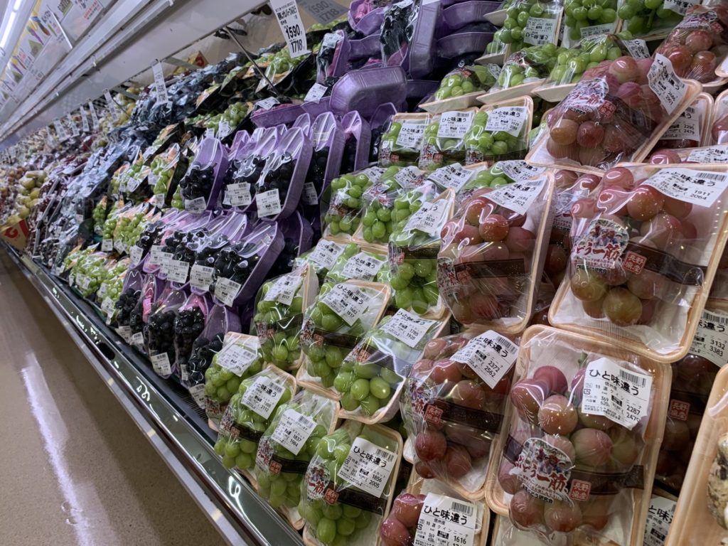スーパーツルヤ軽井沢店の野菜売り場
