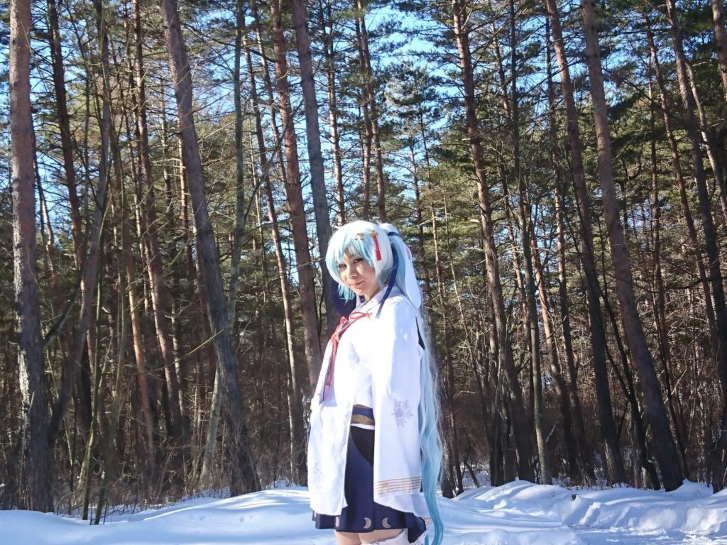 ログ調の「アン」で雪ミクのコスプレ