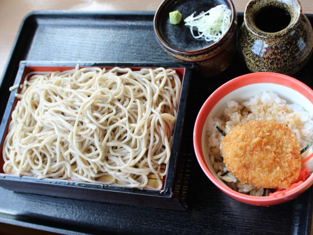 軽井沢アウトレット内の日本蕎麦屋「信州蕎麦処やまへい」のせいろそばとひれかつ小丼