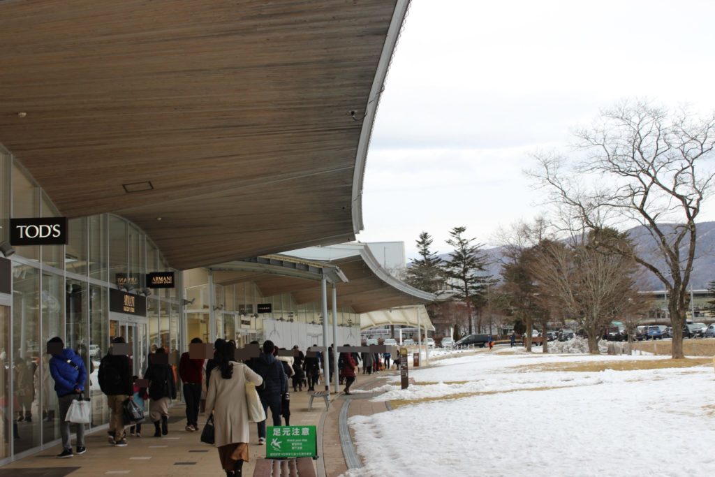 軽井沢アウトレット内のガーデンモールエリアの歩道