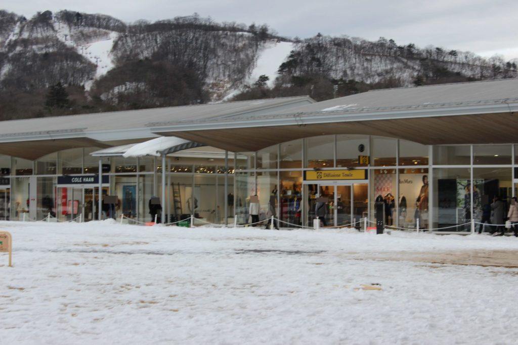 軽井沢アウトレット内のガーデンモールエリアの歩道