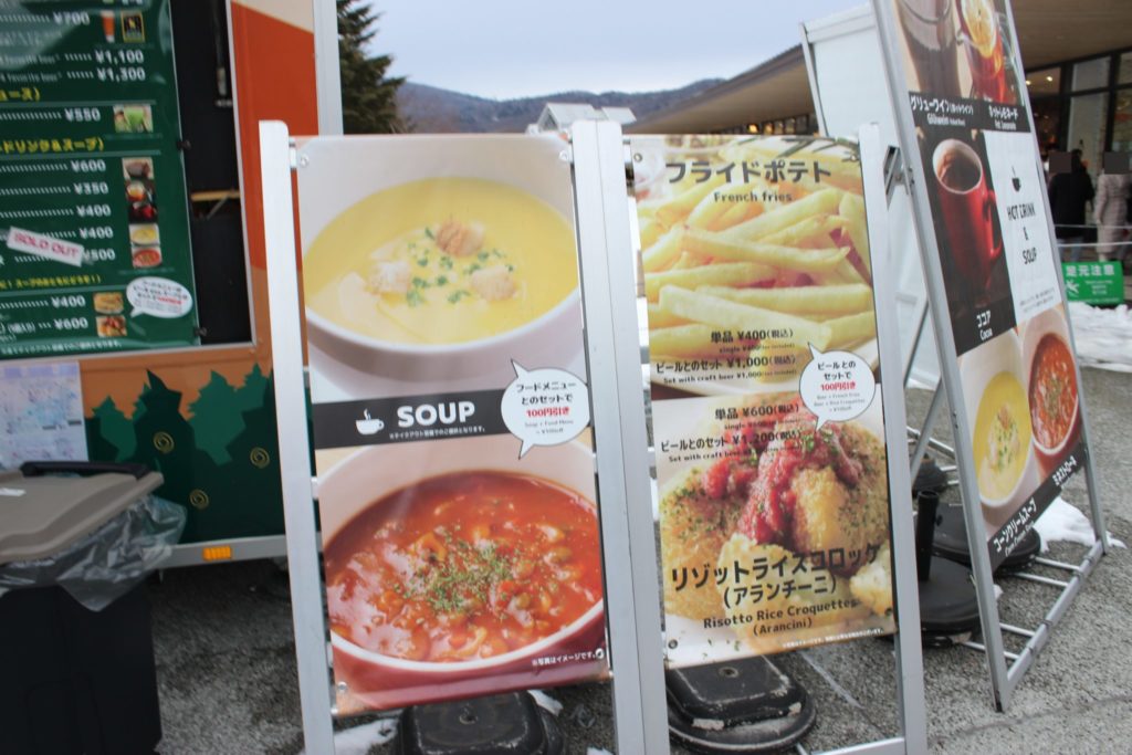 軽井沢アウトレット内の芝生ひろばのキッチンカー前の看板