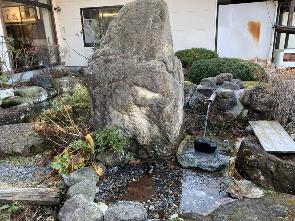 嬬恋高原温泉つつじの湯の玄関前にある湧水（通称：ヤマトタケルの涙）