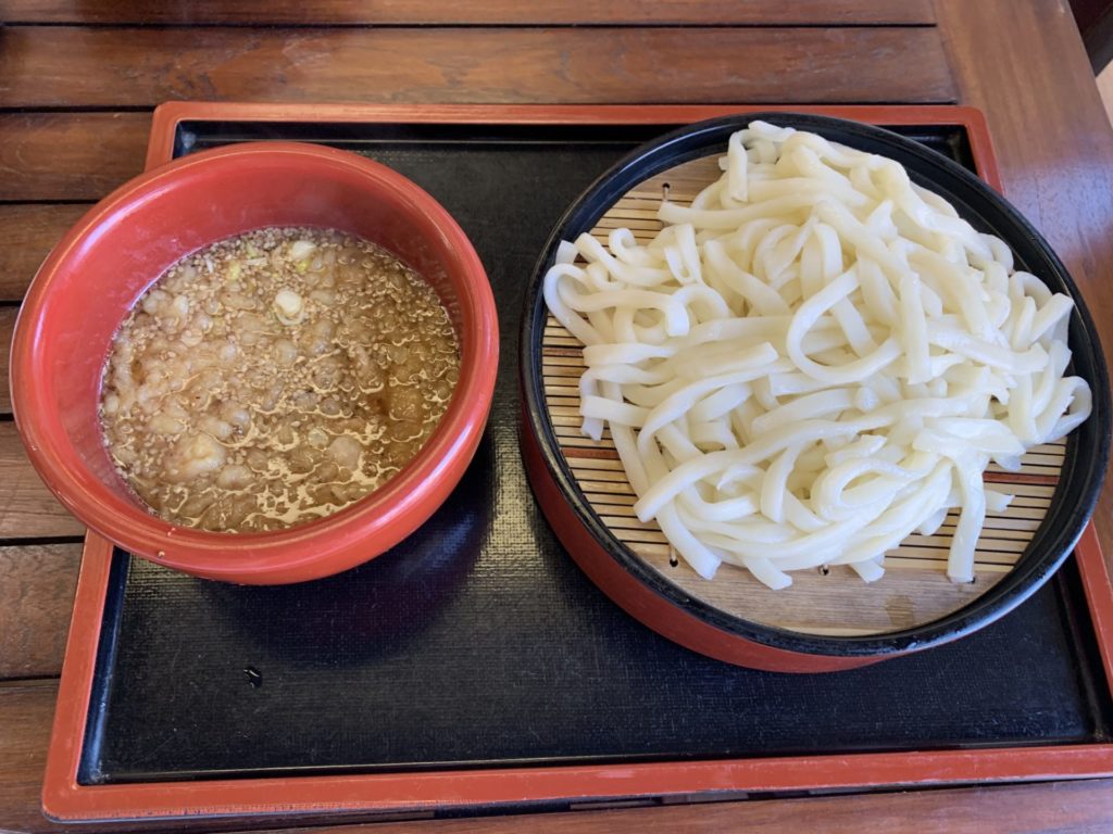 嬬恋高原温泉つつじの湯の施設内お食事処「つつじ苑」人気メニュー「しんちゃんうどん」