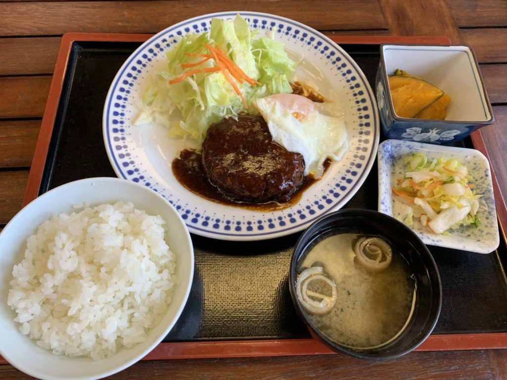 嬬恋高原温泉つつじの湯のお食事処「つつじ苑」のハンバーグ定食