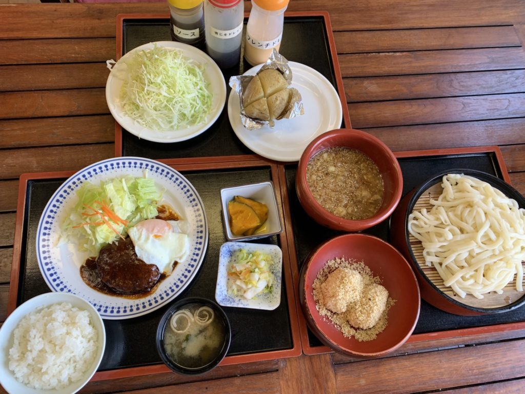 嬬恋高原温泉つつじの湯のお食事処「つつじ苑」のハンバーグ定食・しんちゃんうどん・クルミおはぎ・じゃがバター・キャベツの千切り