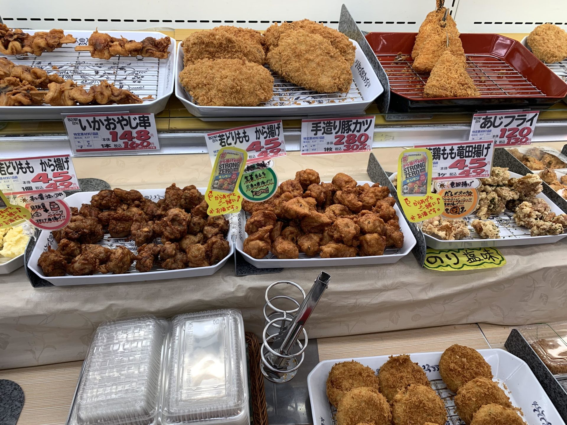 卸売センター「サンエイ」店内のから揚げなどお惣菜コーナー