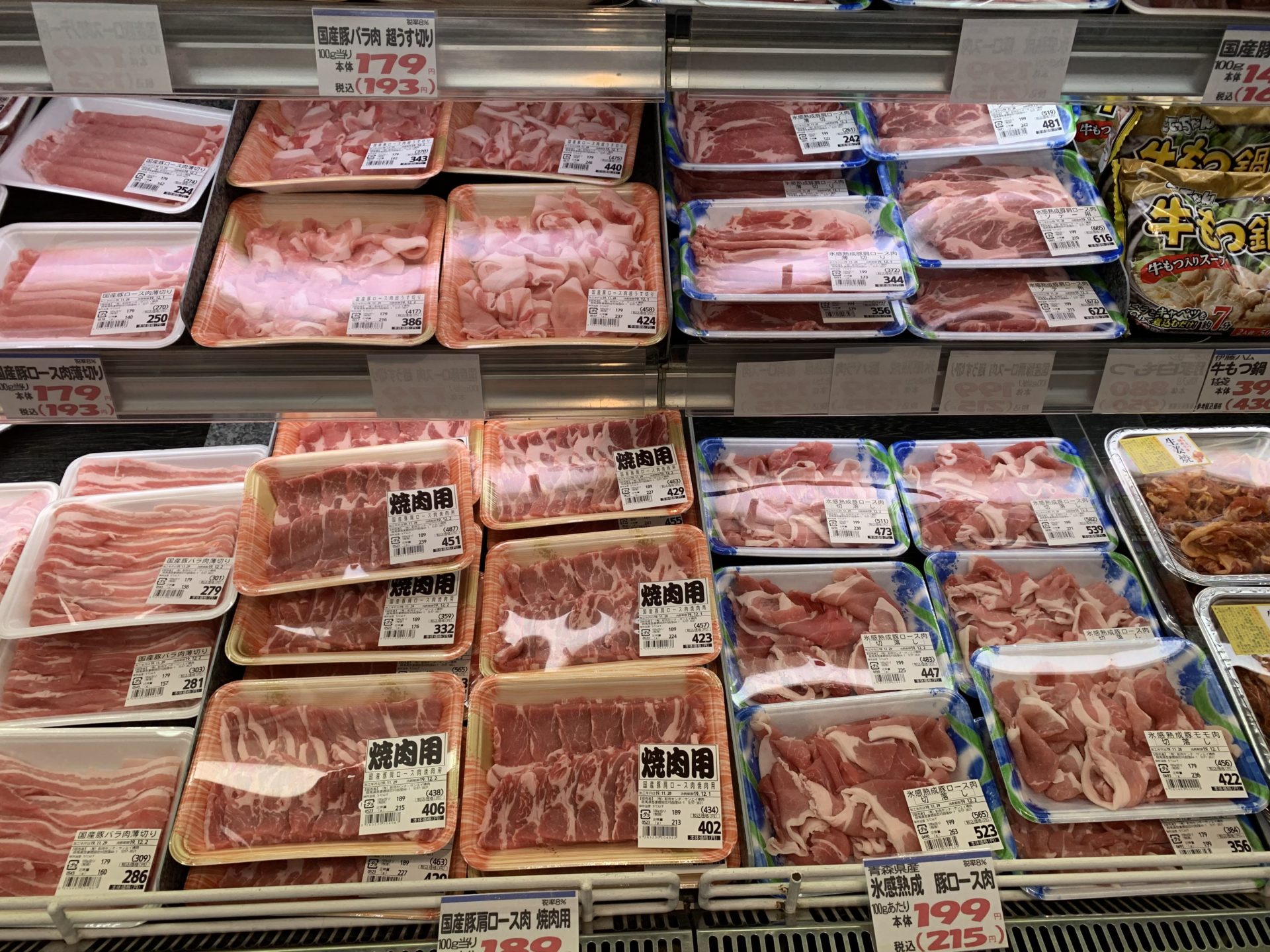 卸売センター「サンエイ」店内の精肉コーナー「豚肉」