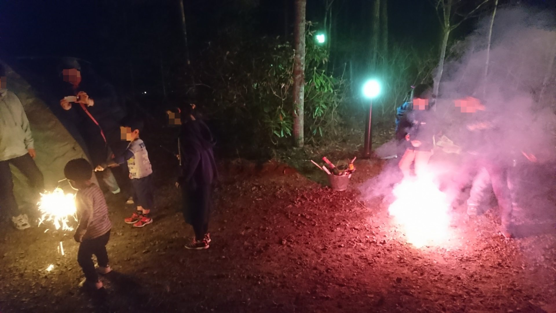 貸別荘ルネス軽井沢でのコテージで花火を楽しむ宿泊者（2017年5月に宿泊されたグループ）