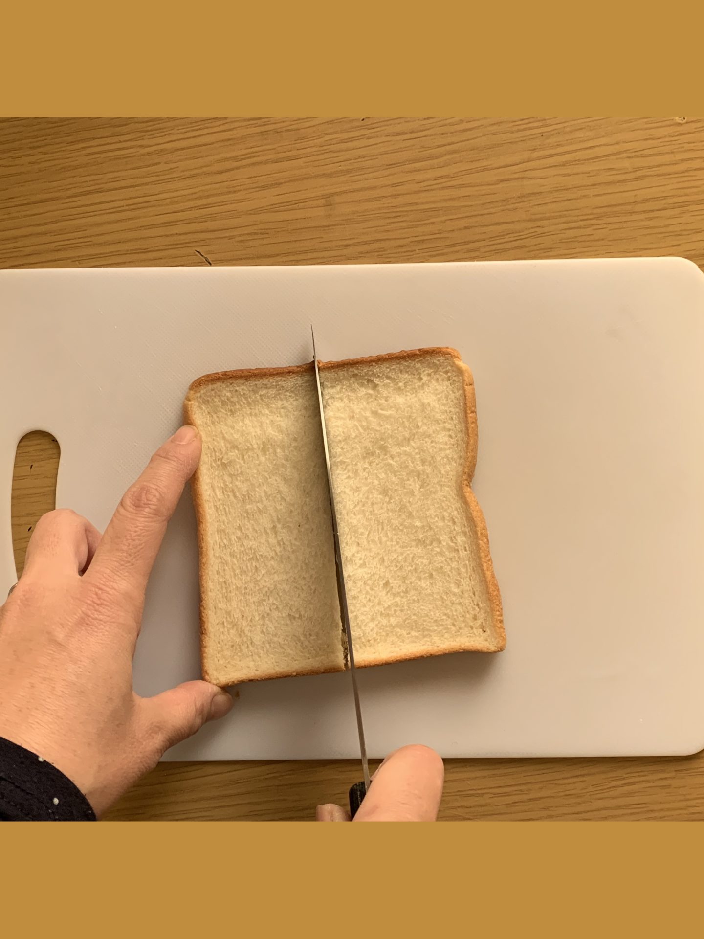 朝食トーストの食パンカット