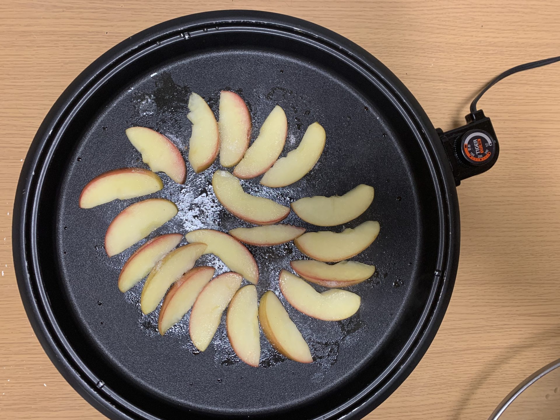 ホットプレートで焼きりんご