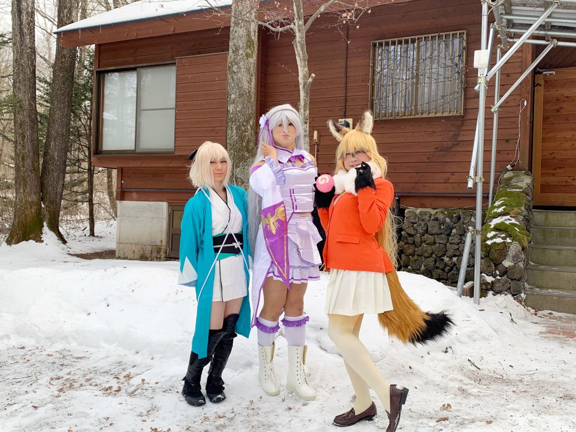 コスプレで雪の中でポージング