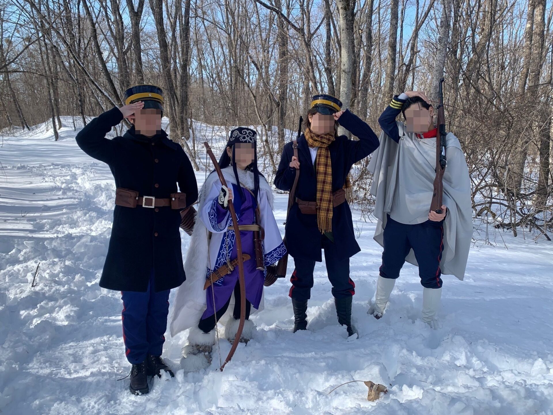 コテージ庭の雪の中でコスプレ撮影