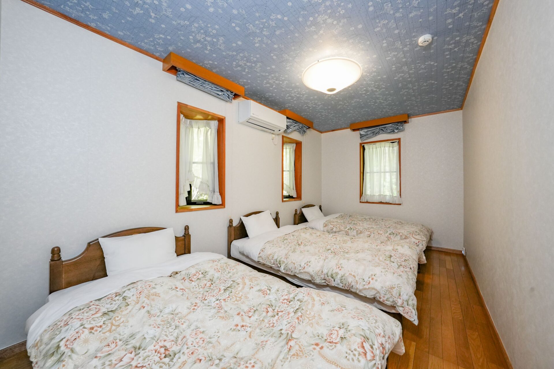 ルネス軽井沢しおん星1階ベッドルーム