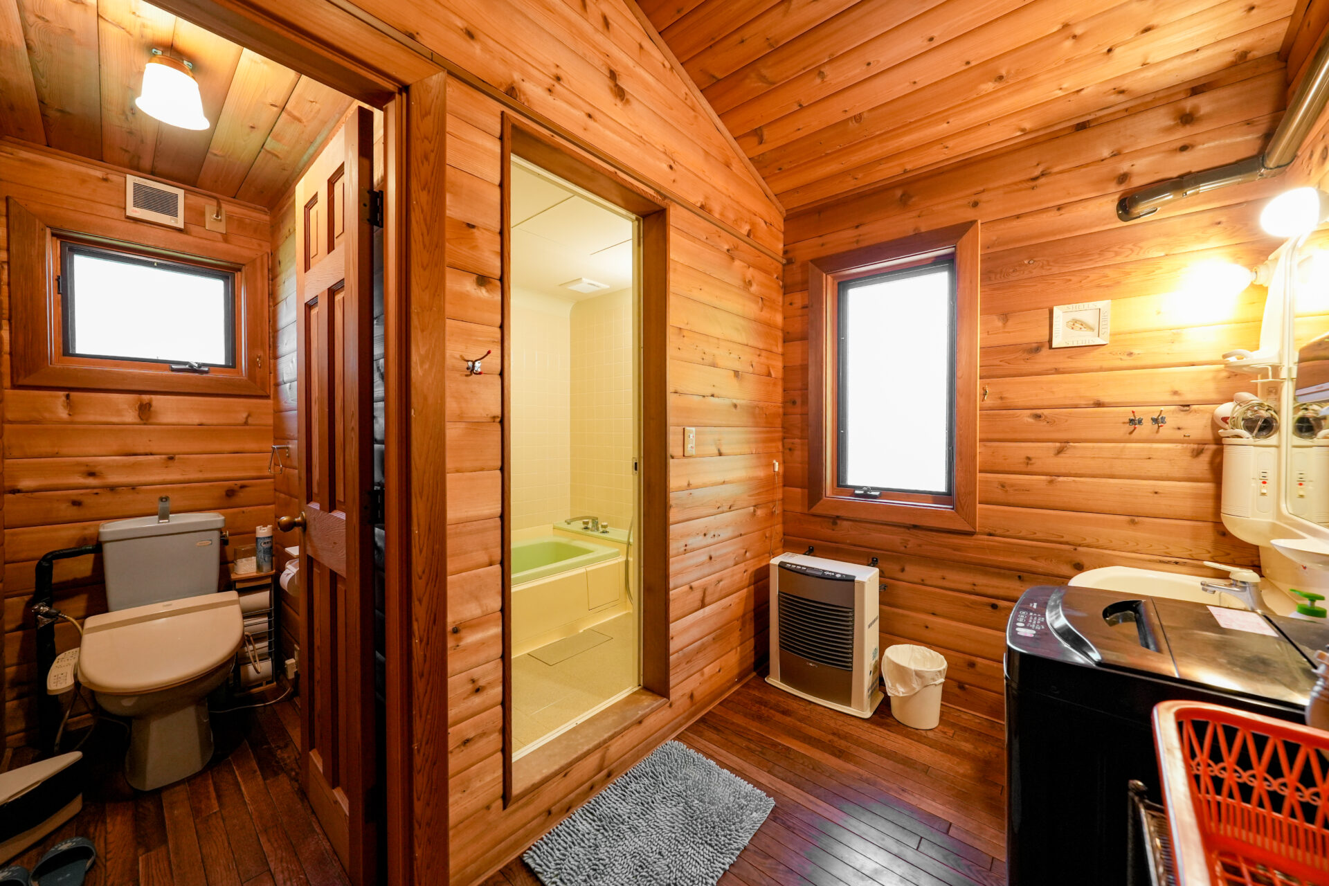 貸別荘ルネス軽井沢「カール」バスルームとトイレ