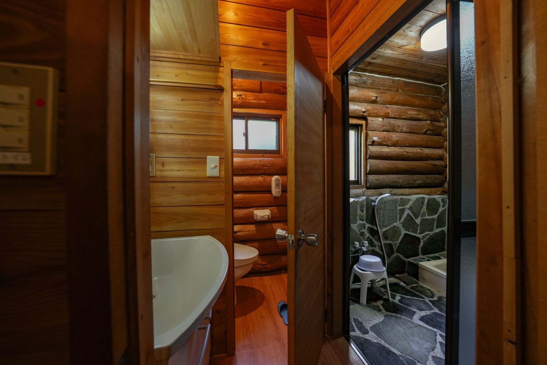 貸別荘ルネス軽井沢「カンパニュラ」洗面トイレバスルーム