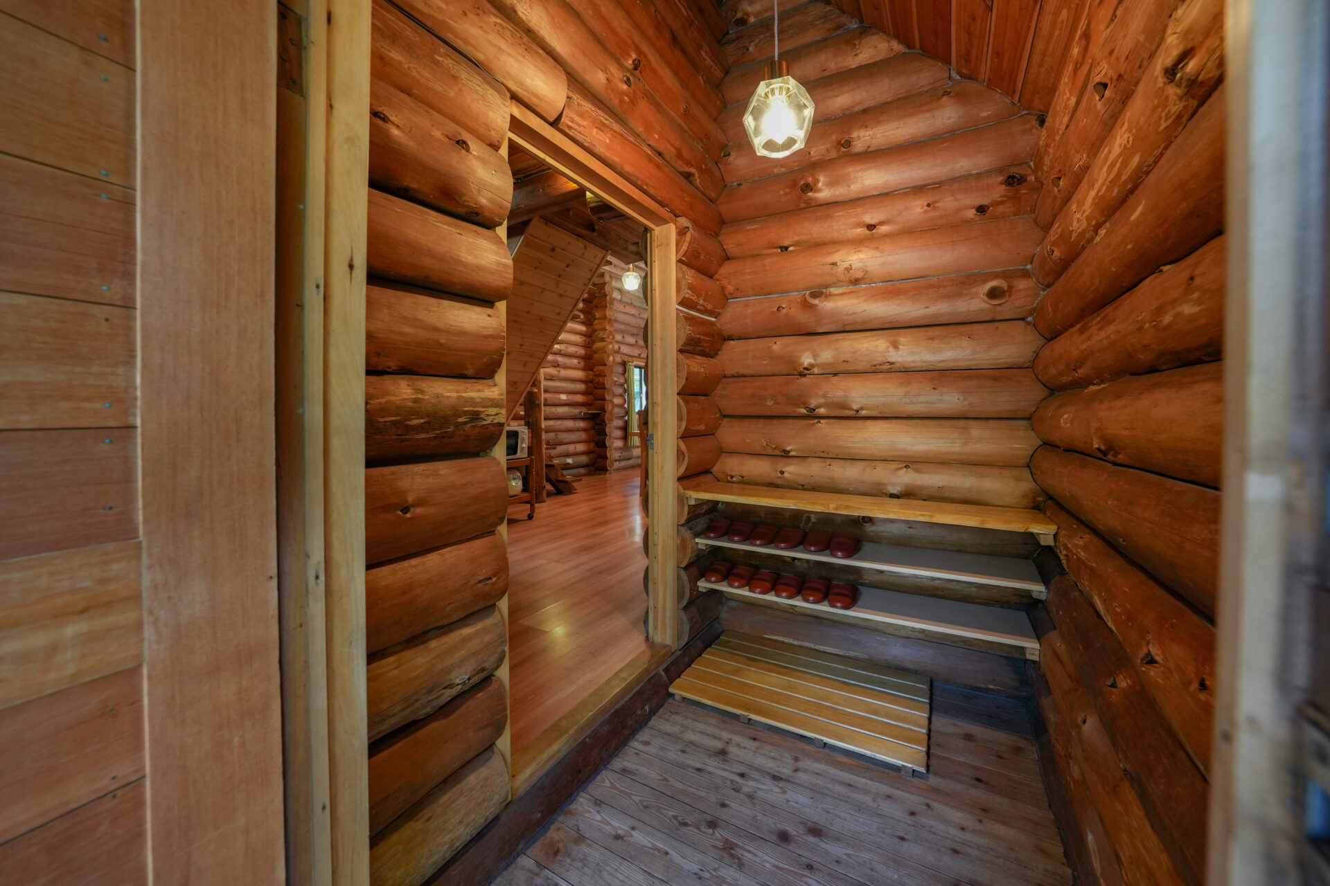 貸別荘ルネス軽井沢「カンパニュラ」玄関