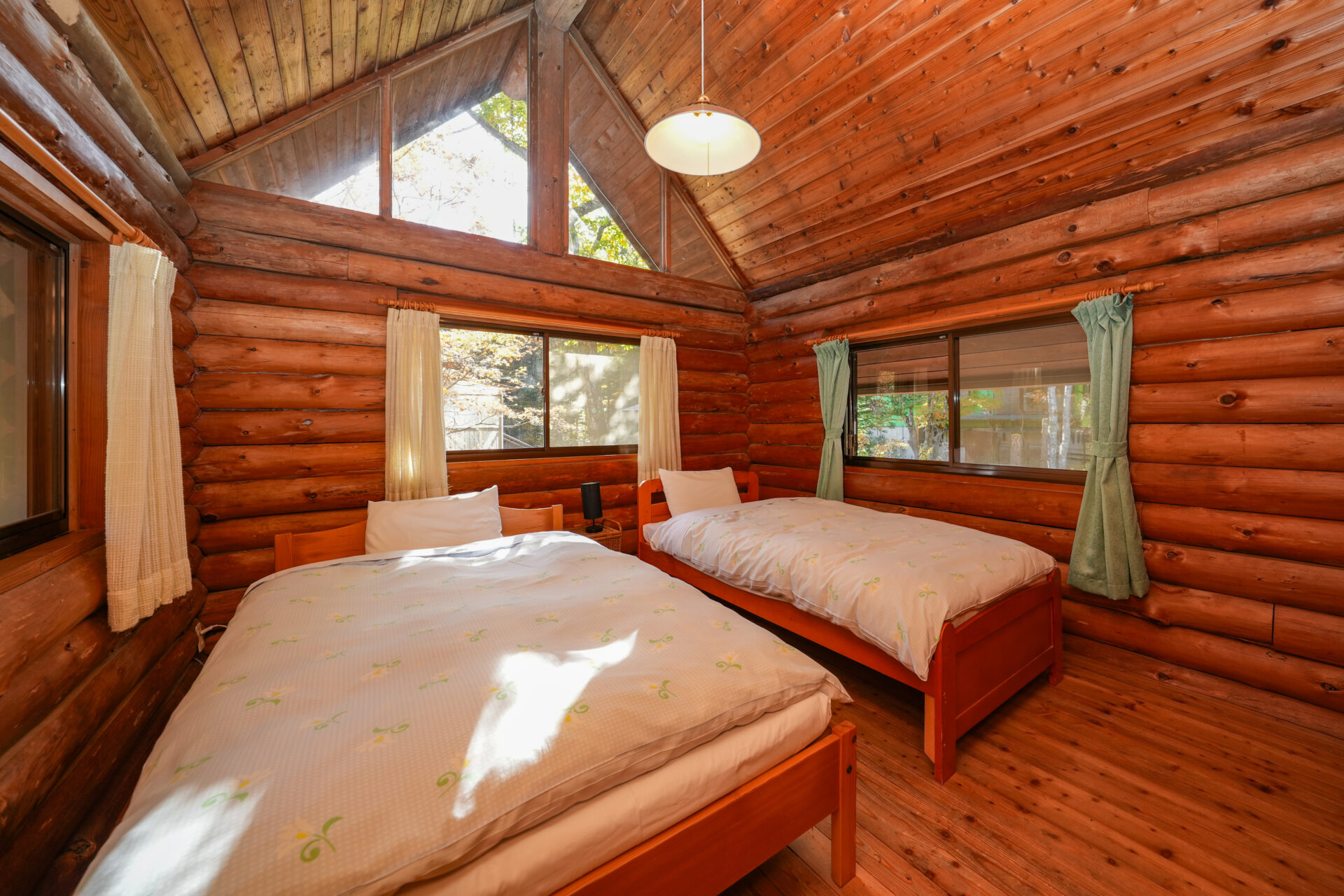 貸別荘ルネス軽井沢「カンパニュラ」中2階ベッドルーム