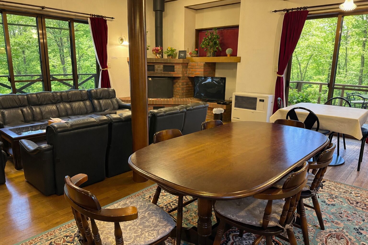 貸別荘ルネス軽井沢「スイエン」リビングダイニング